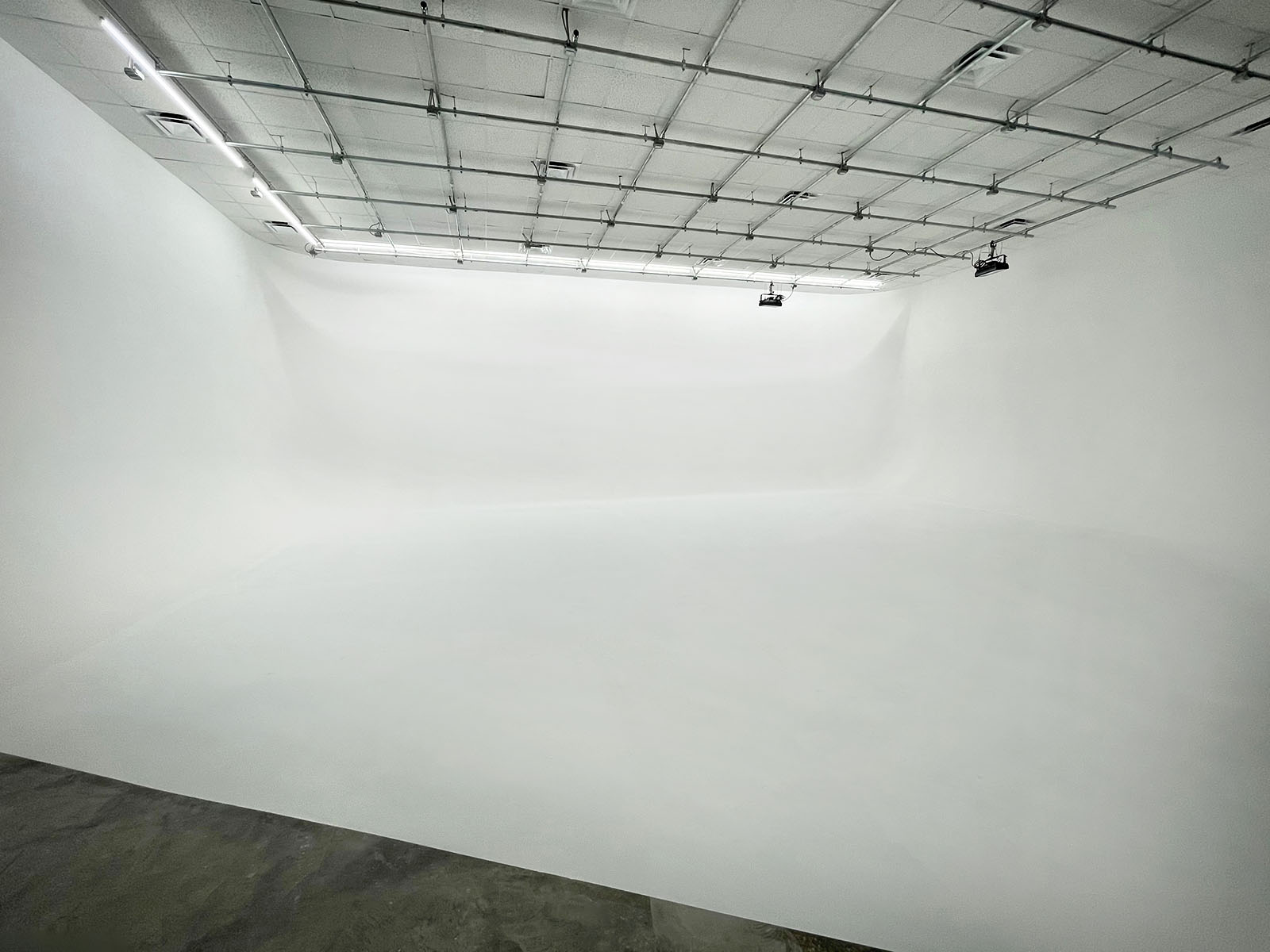 MODERN PHOTO/VIDEO STUDIO, CYCLORAMA & SEAMLESS